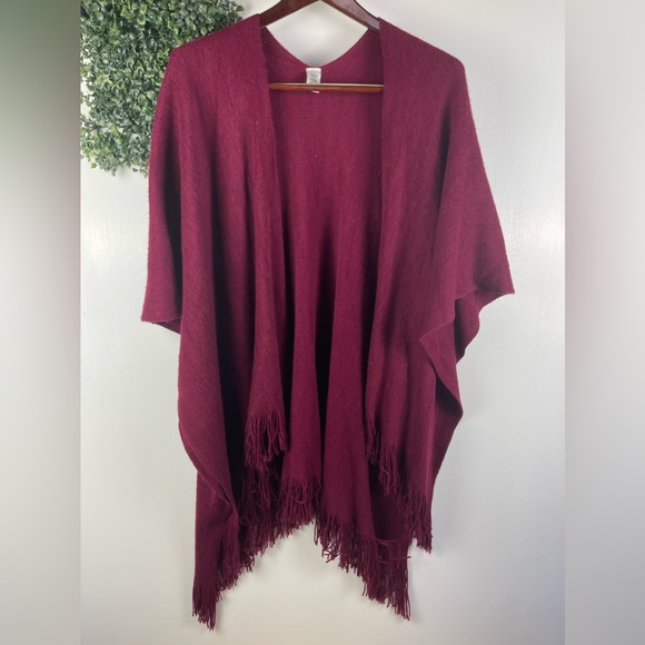 Red fringe shawl cape poncho - Picture 3 of 9